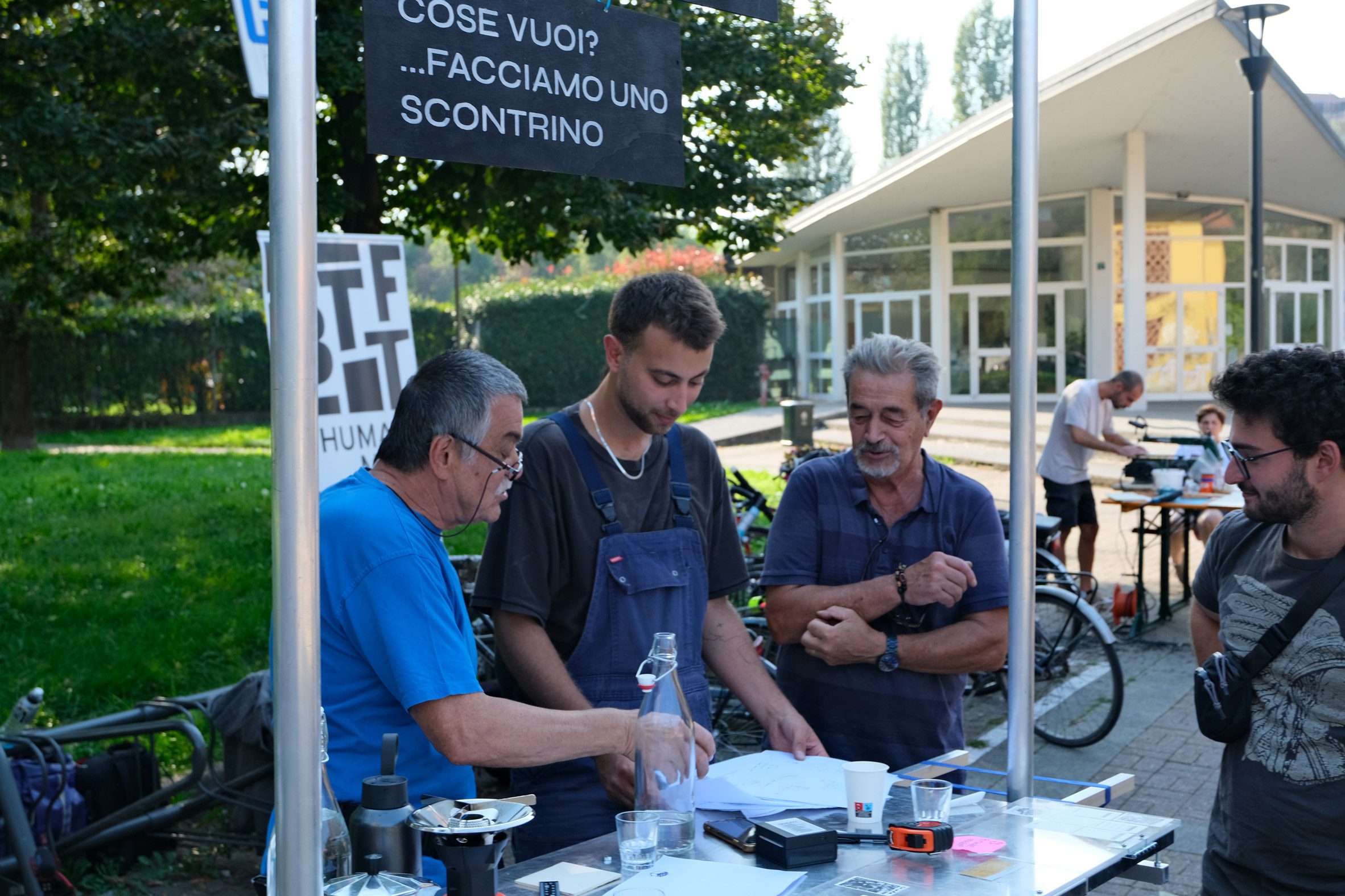 Photo of people collaborating at the Arrotino del Design cart by Studio Method