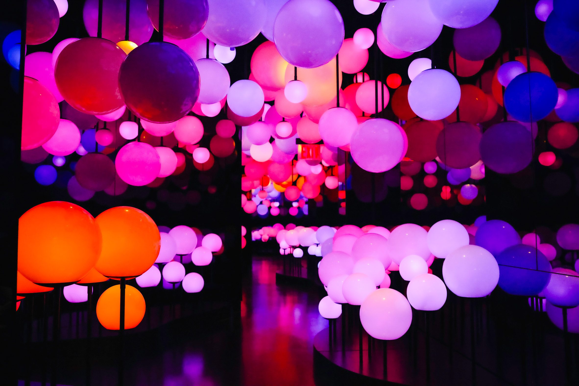 Different-coloured globes