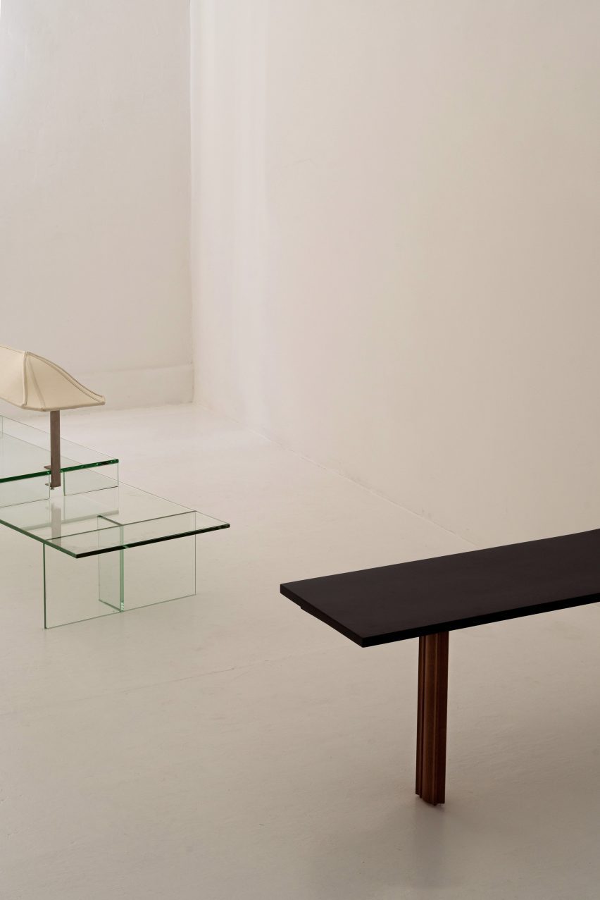 Wooden bench supported by a single leg